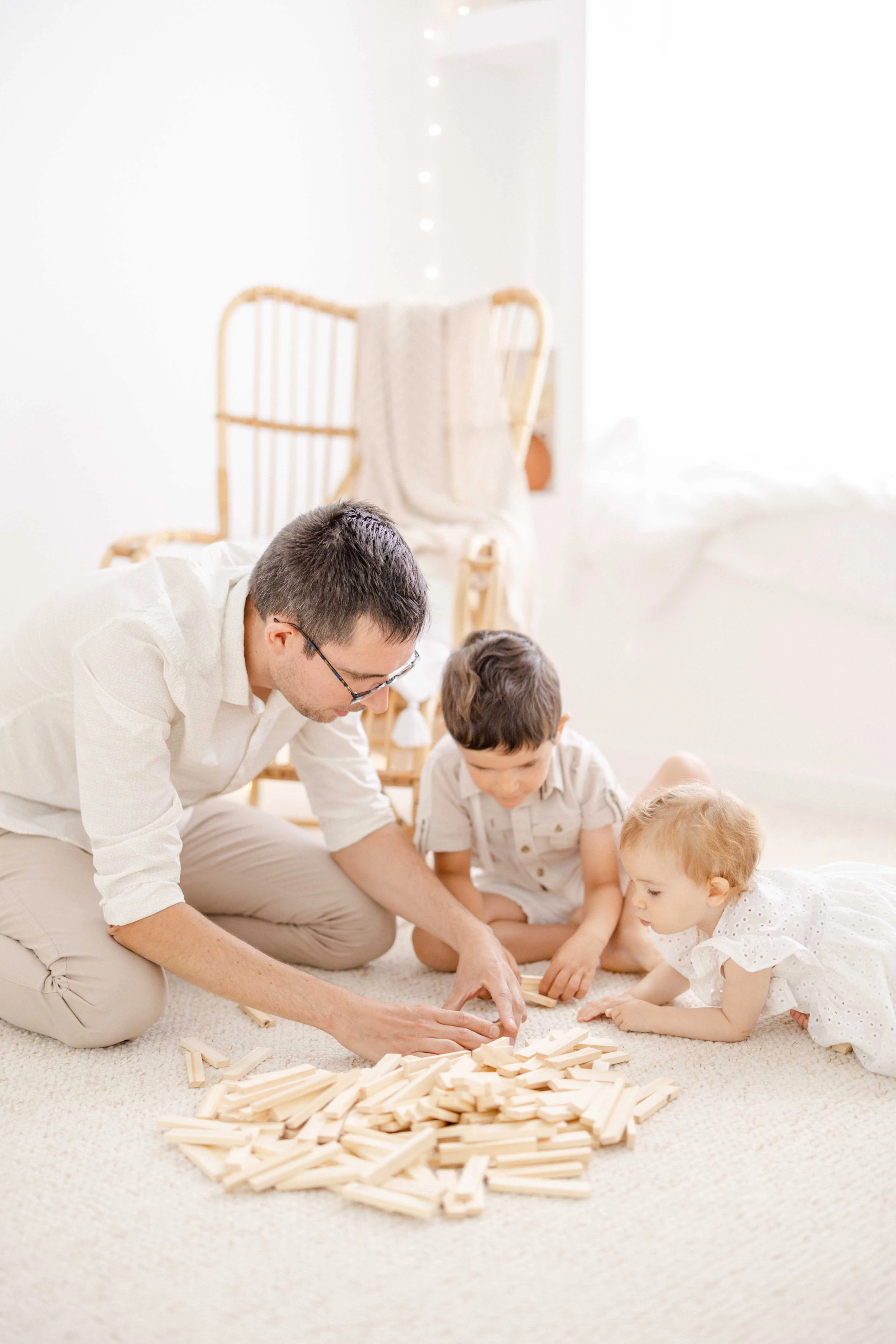 enfant bonheur jouer avec les enfants jouer beige
